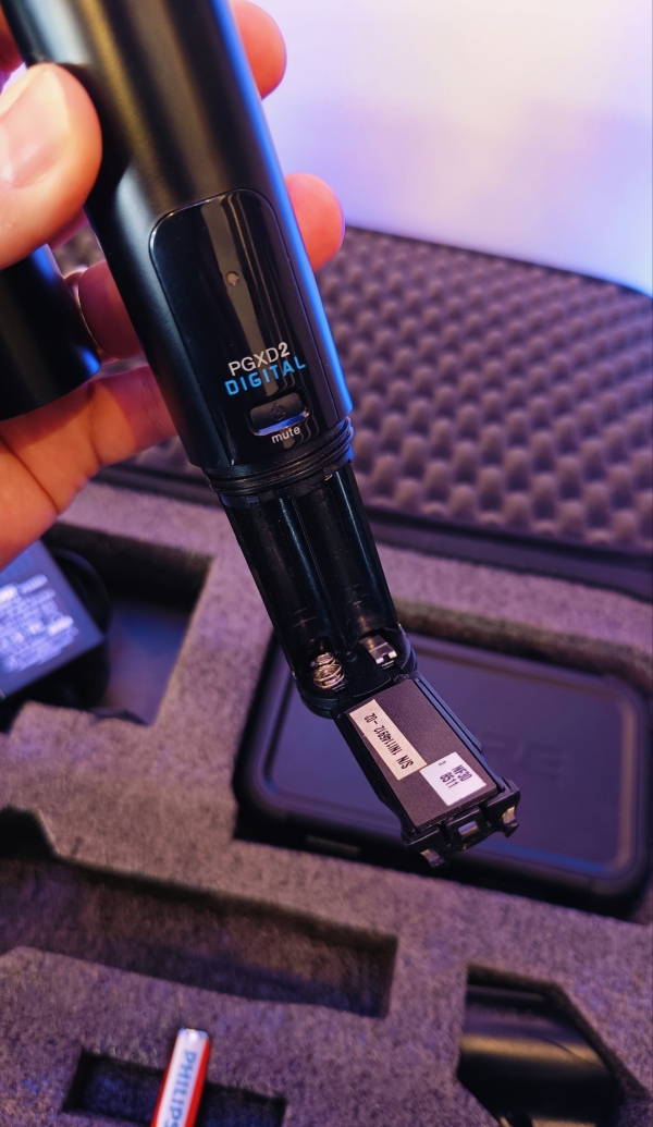 Microfone Profissional de Mão SHURE PGXD24/B58– Sistema Sem Fio Digital Cápsula Beta 58A – FREQUÊNCIA HOMOLOGADA ANATEL 902–928 MHz (usado) - Imagem 21