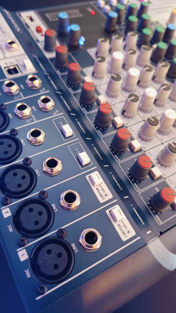 Soundcraft Signature 10 – Mesa Analógica Profissional 10 Canais c/ USB – ( Seminova ) - Imagem 4