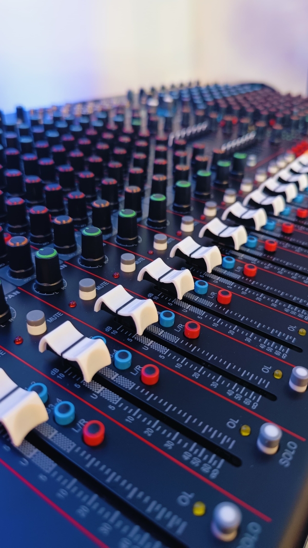 Mesa de Som Soundvoice MP‑206 – 20 Canais, 6 Aux, DSP 99 Efeitos, USB/BT, Gravação em Pendrive - Imagem 4