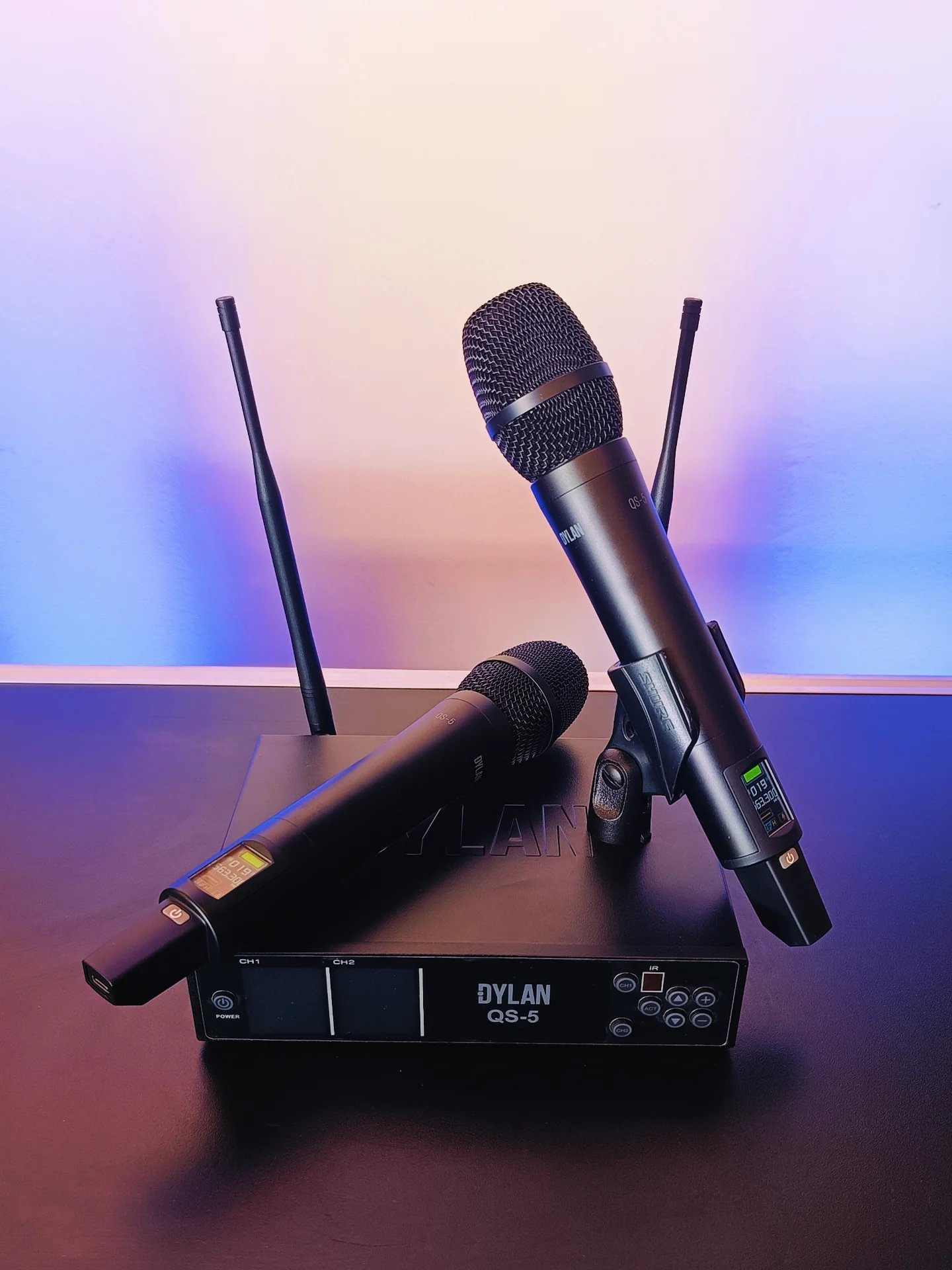 Sistema De Microfone Sem Fio Dylan QS-5 UHF Com 300 Canais Com 2 Bastões ( Recarregável ) - Imagem 17