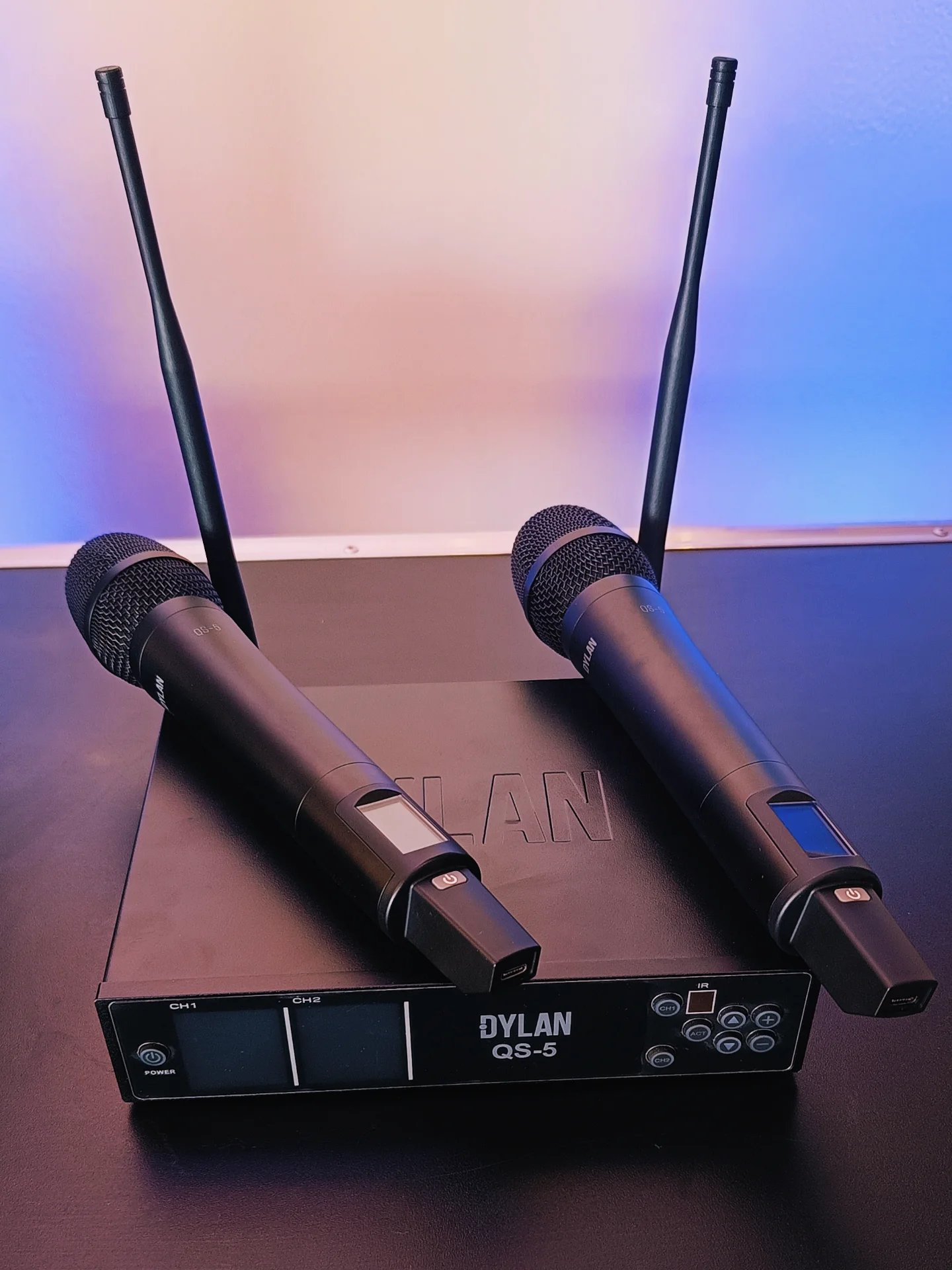 Sistema De Microfone Sem Fio Dylan QS-5 UHF Com 300 Canais Com 2 Bastões ( Recarregável ) - Imagem 18