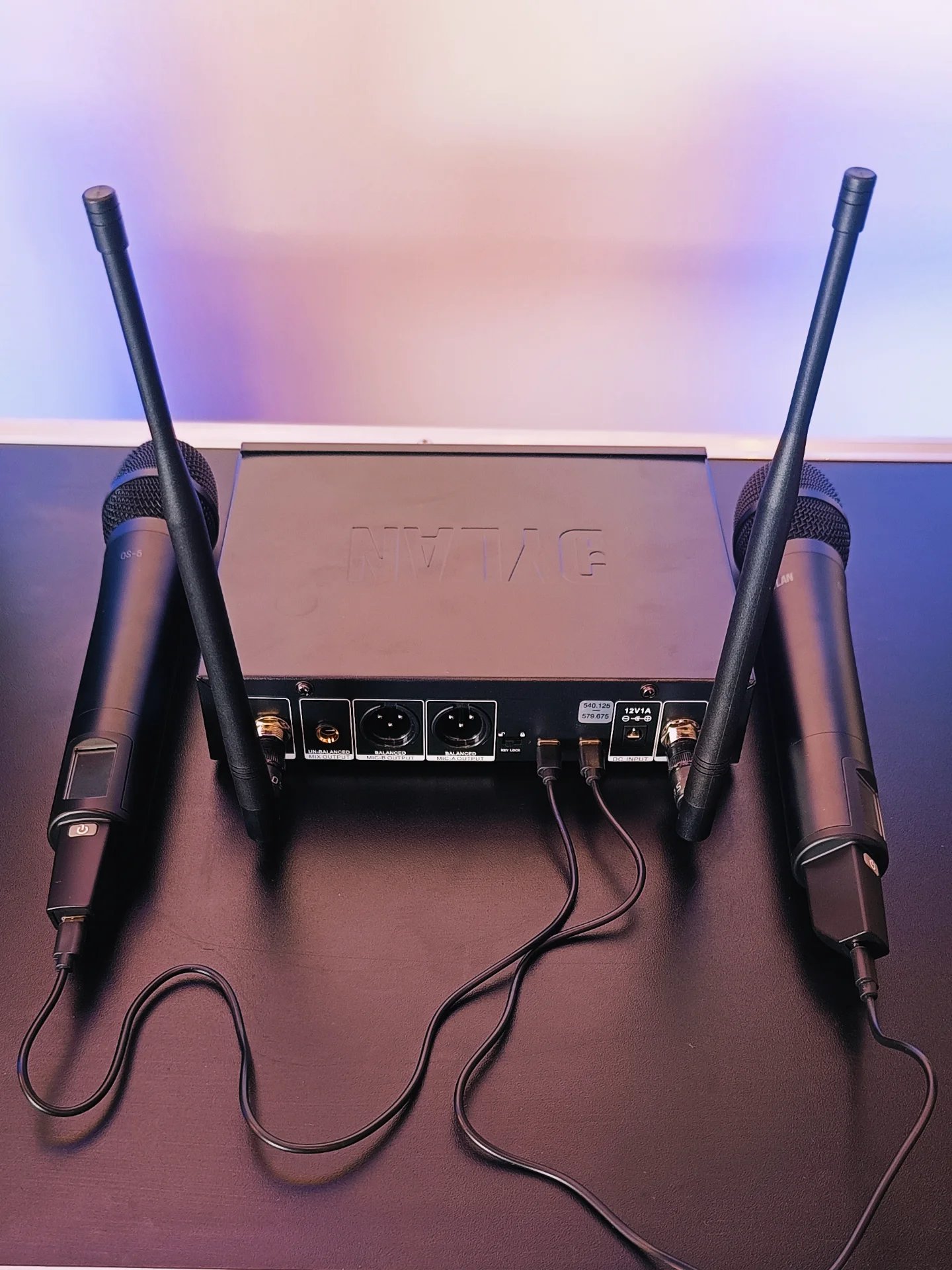 Sistema De Microfone Sem Fio Dylan QS-5 UHF Com 300 Canais Com 2 Bastões ( Recarregável ) - Imagem 16