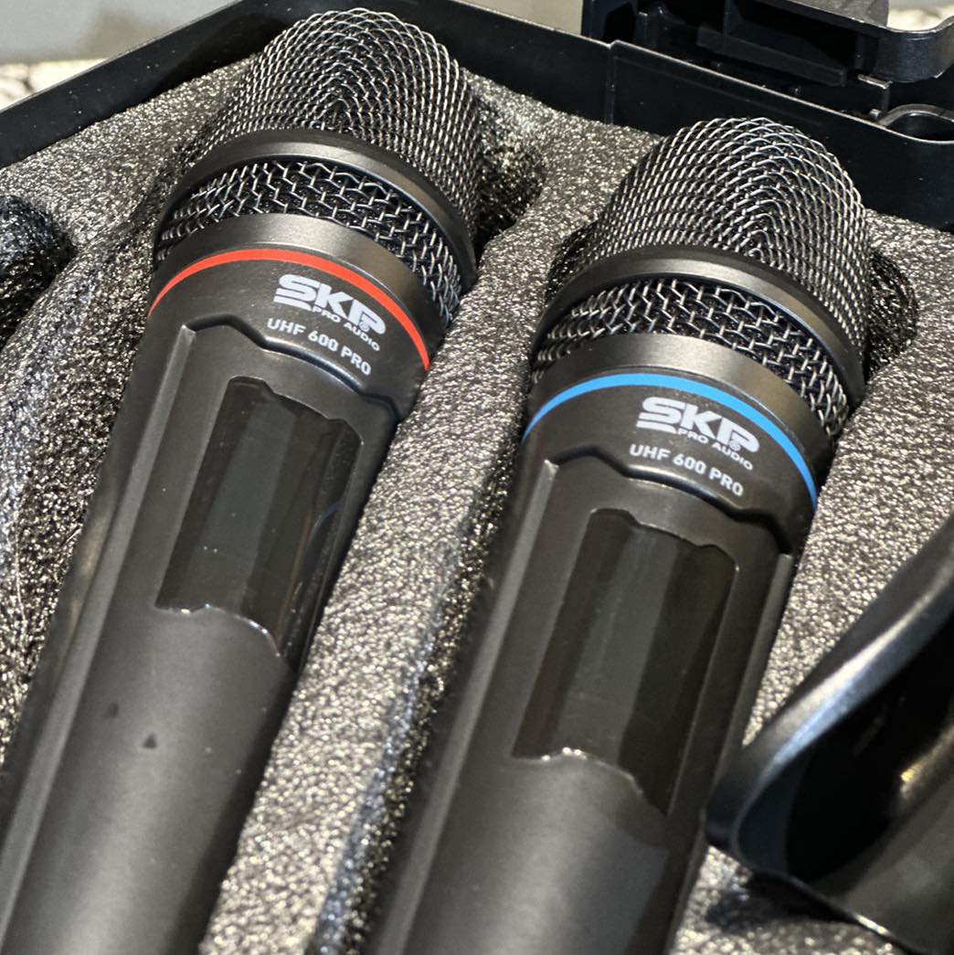 Sistema Microfone Sem Fio SKP UHF 600 PRO – Duplo, 300 Canais - Imagem 11