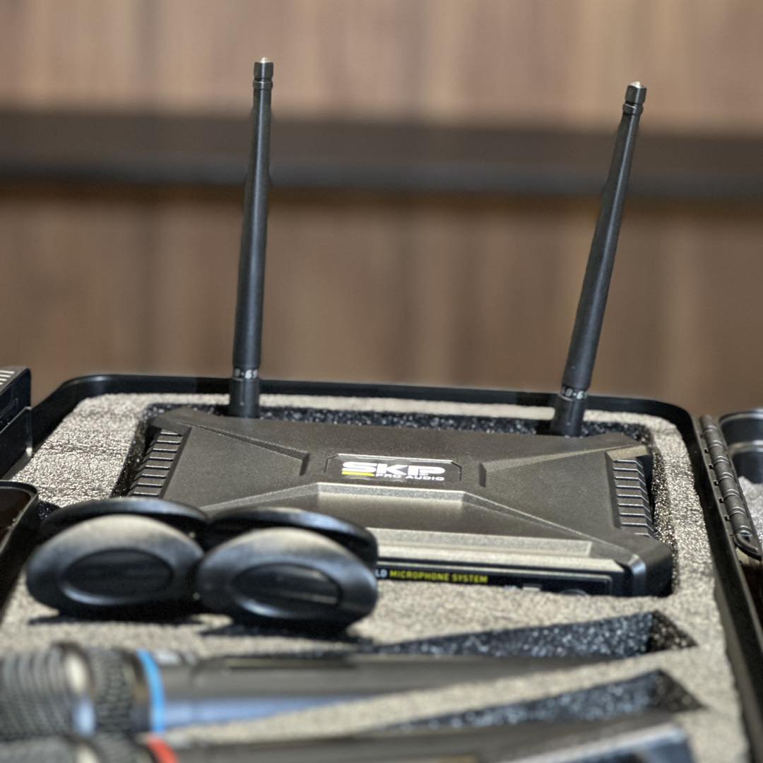 Sistema Microfone Sem Fio SKP UHF 600 PRO – Duplo, 300 Canais - Imagem 14